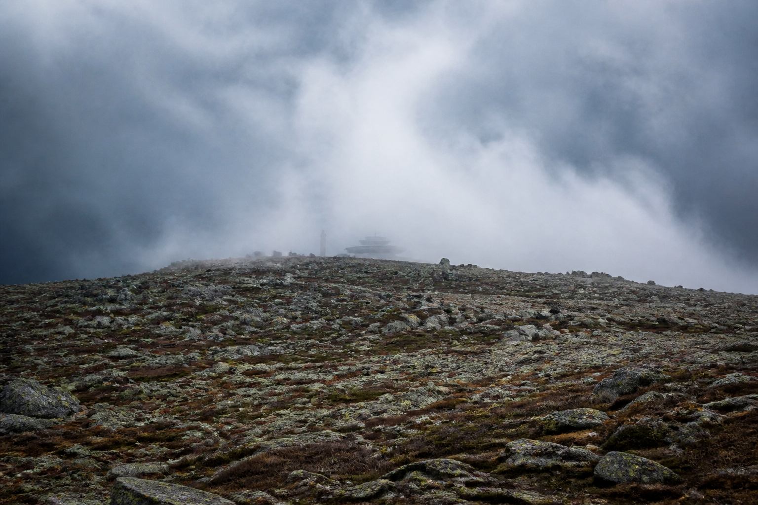 Brockenplateau mit niedriger Wolkendecke und kahlen Hochlagen