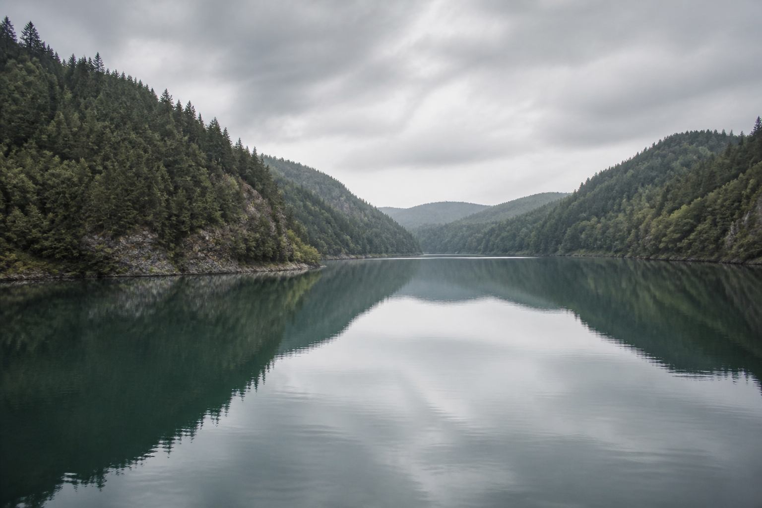 Kühles Stauseewasser der Oker zwischen bewaldeten Granithängen